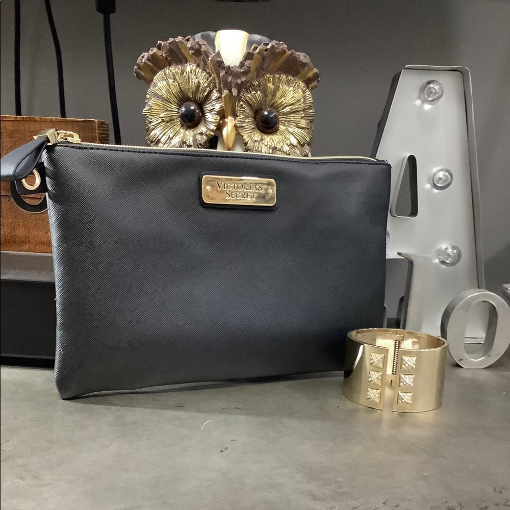 VS NEW CUFF‎ BRACELET AND MAKEUP BAG